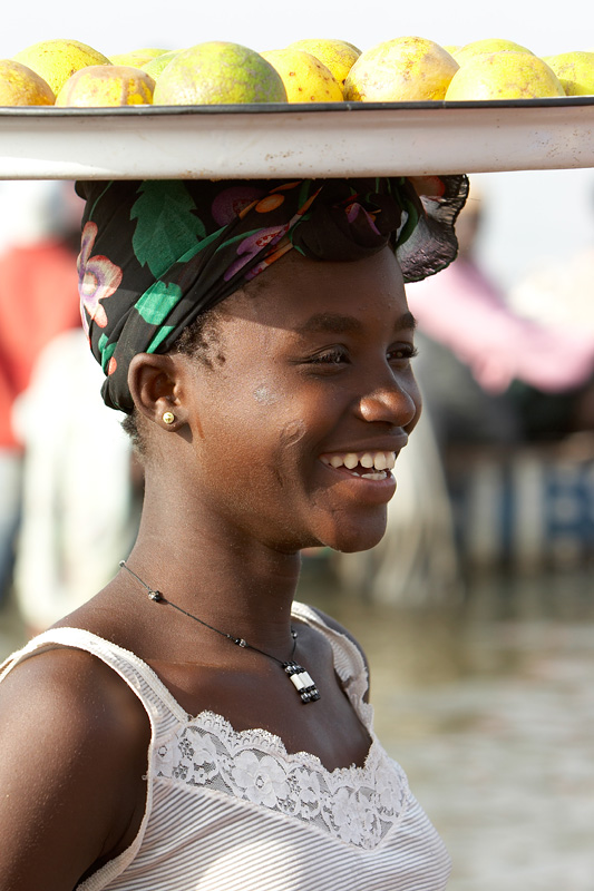 27   Sales girl at the Niger   Segou